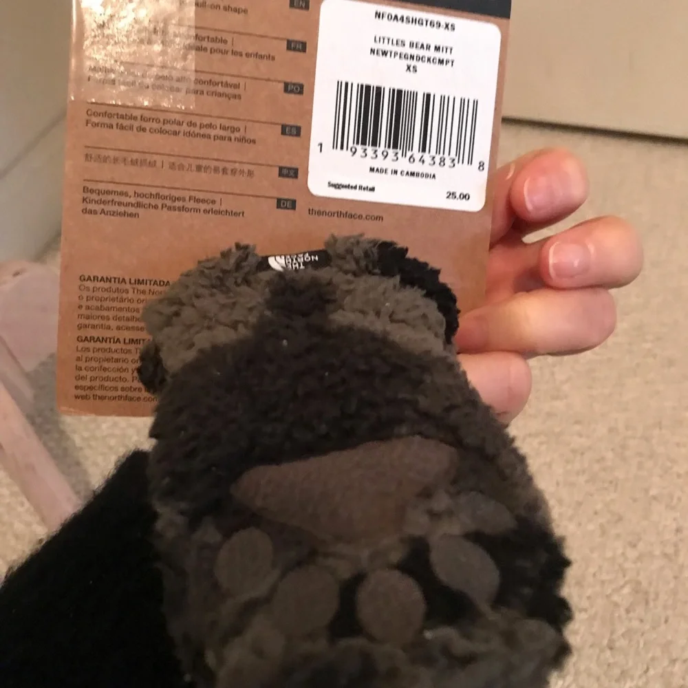 The North Face child xs littles Bear mitt nwt $25 black/ grey camo